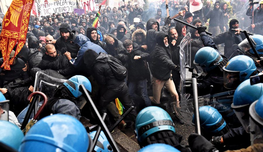 Άγρια επεισόδια στην Ιταλία σε αντικυβερνητική διαδήλωση [Βίντεο]