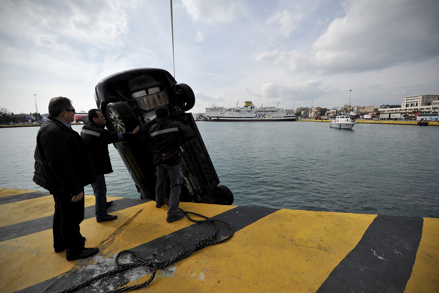 Αυτοκίνητο και μοτοσικλέτα έπεσαν στο λιμάνι του Πειραιά