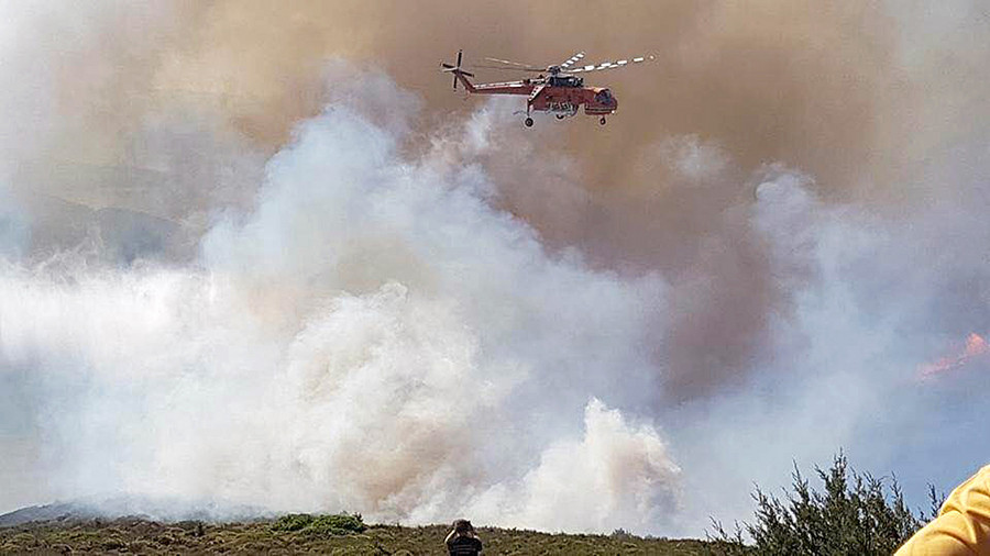 Πυρκαγιά σε δύσβατη περιοχή στην Κάρυστο