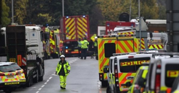 Πέντε νεκροί, 50 τραυματίες και εγκλωβισμένοι από εκτροχιασμό τραμ στο Λονδίνο [ΒΙΝΤΕΟ]