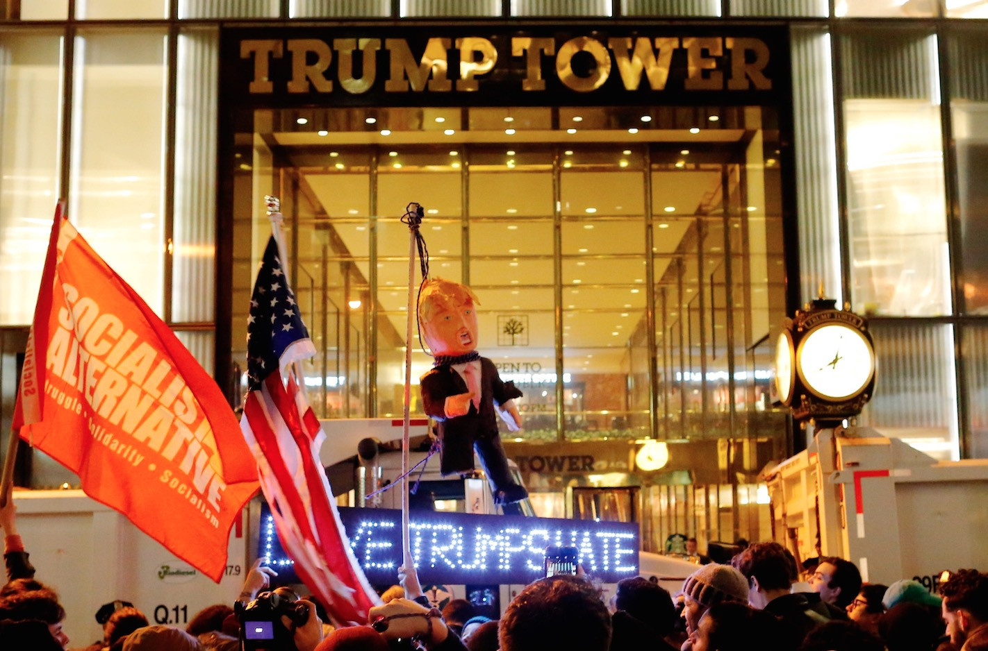 «Όχι στον Τραμπ!»: Η Αμερική διαδηλώνει ενάντια στο νέο πρόεδρο της