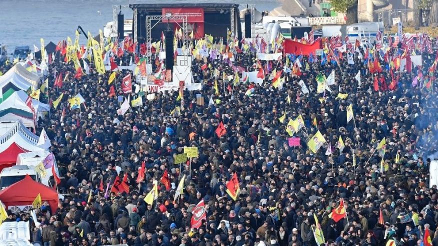 Χιλιάδες Κούρδοι και Αλεβίτες διαδήλωσαν στην Κολωνία κατά του Ερντογάν [ΒΙΝΤΕΟ]