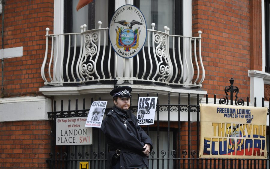 Ξεκίνησε η ανάκριση του Ασάνζ στην πρεσβεία του Εκουαδόρ στο Λονδίνο