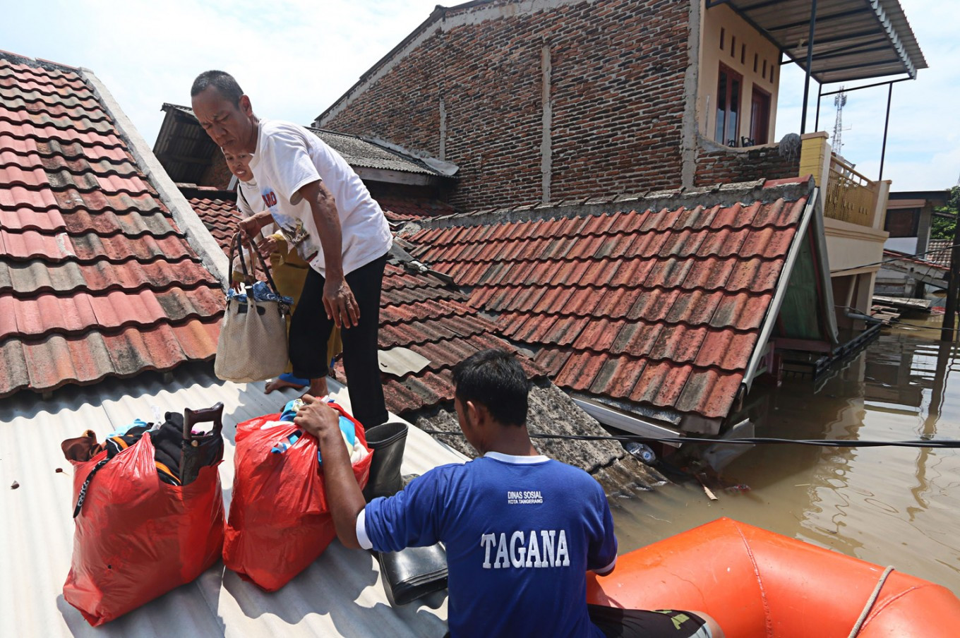 Ινδονησία: 6.000 κάτοικοι εγκατέλειψαν τις εστίες τους λόγω πλημμυρών [BINTEO]