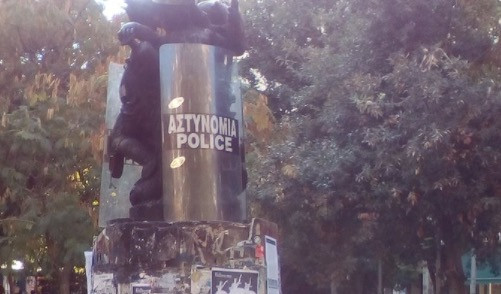 Άρπαξαν ασπίδες και κράνη από την αστυνομία και στόλισαν τα αγάλματα της πλατείας Εξαρχείων