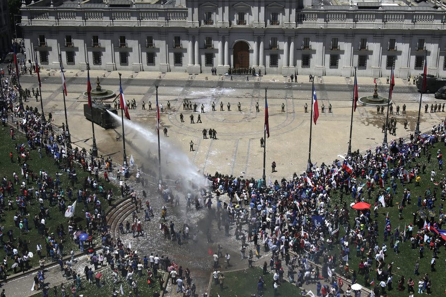 Συγκρούσεις αστυνομικών με δημοσίους υπαλλήλους για τους μισθούς στη Χιλή [ΦΩΤΟ]