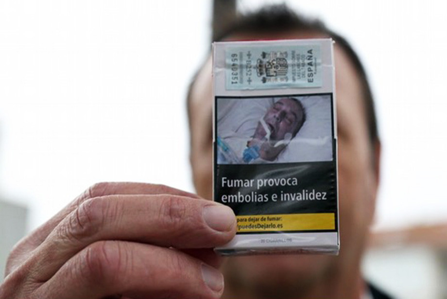 Ο δήθεν ανάπηρος στη φωτογραφία των πακέτων τσιγάρων δεν είναι καν καπνιστής