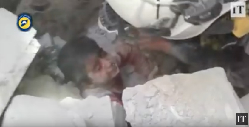 Συρία: Η στιγμή που οι διασώστες βγάζουν ένα παιδάκι ζωντανό από τα συντρίμμια [ΒΙΝΤΕΟ]