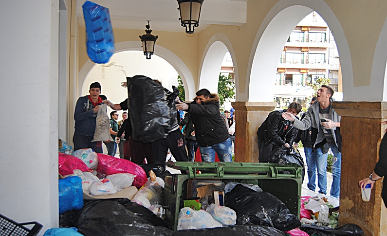 Πολίτες πέταξαν σκουπίδια με τους… κάδους στο Δημαρχείο Ζακύνθου [ΦΩΤΟ+ΒΙΝΤΕΟ]