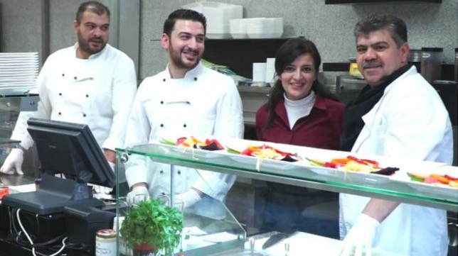 Ο μετανάστης που βοήθησε Σύρους πρόσφυγες να ανοίξουν εστιατόριο στη Γερμανία