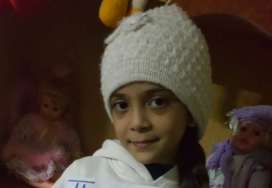 Τα βιβλία του Χάρι Πότερ δίνουν χαρά σε ένα κορίτσι από το Χαλέπι