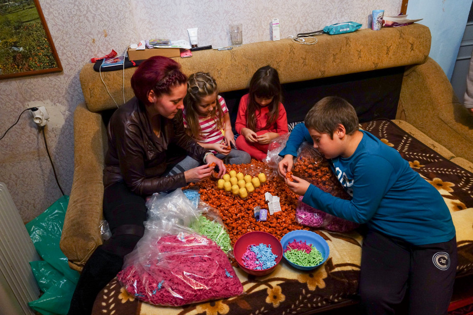 Sun: «Παιδιά σκλάβοι» στη Ρουμανία φτιάχνουν τα αυγά «Kinder έκπληξη»