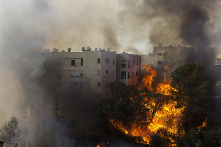 Στις φλόγες η Χάιφα του Ισραήλ: Τουλάχιστον 60.000 εγκατέλειψαν τα σπίτια τους [Βίντεο]