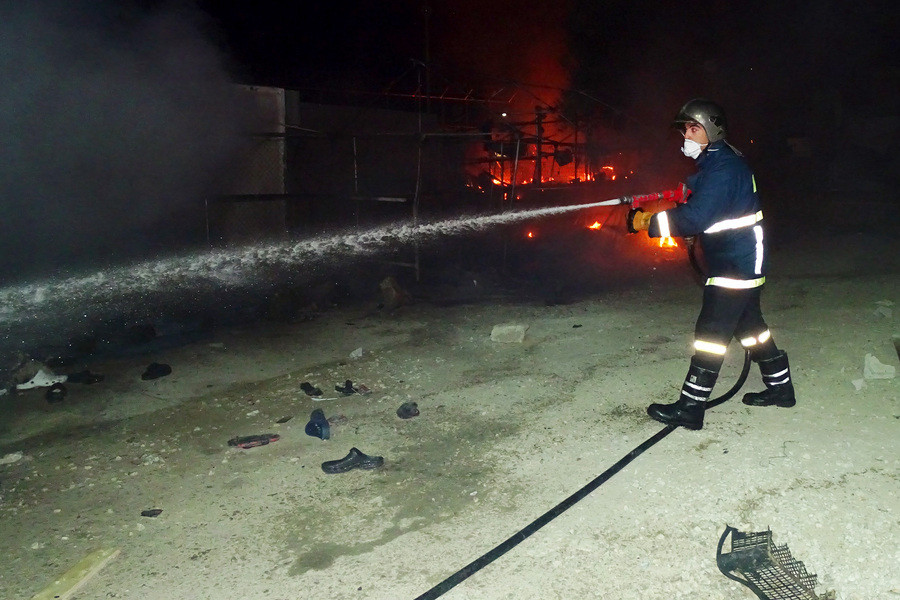 Πυρκαγιά και στο hot spot στο Σχηματάρι: Πρόσφυγες προσπαθούσαν να ζεσταθούν και πήραν φωτιά οι σκηνές