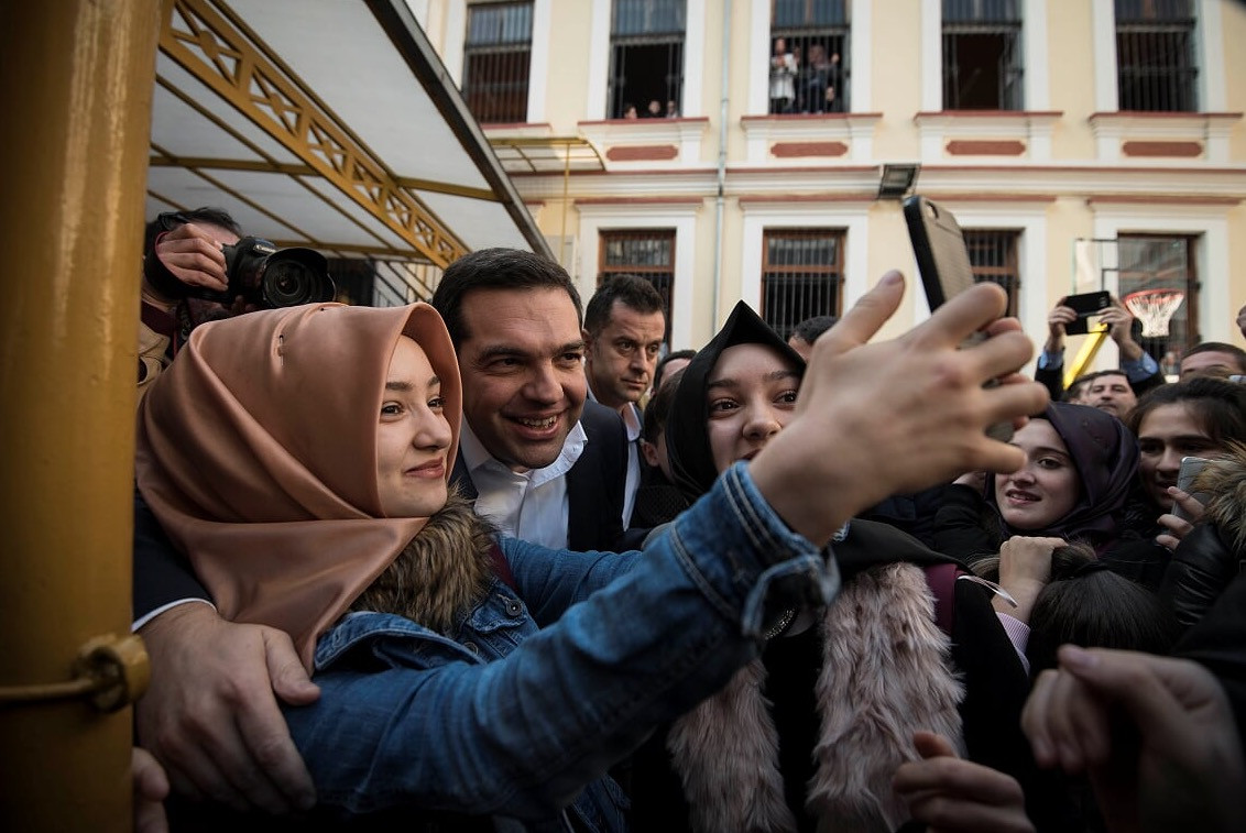 H selfie του Τσίπρα με μουσουλμάνες μαθήτριες στη Θράκη [ΦΩΤΟΡΕΠΟΡΤΑΖ]