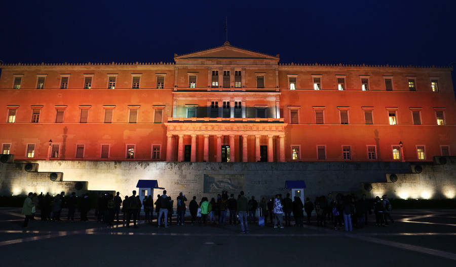 Πορτοκαλί η Βουλή ενάντια στη βία κατά των γυναικών