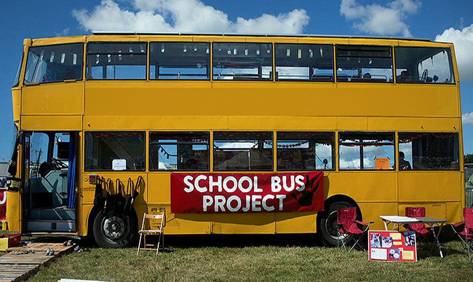Ένα σχολικό λεωφορείο γίνεται αίθουσα διδασκαλίας για τους πρόσφυγες