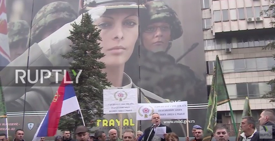 Σερβία: Ο στρατός βγήκε στους δρόμους και διαδήλωσε [ΒΙΝΤΕΟ]