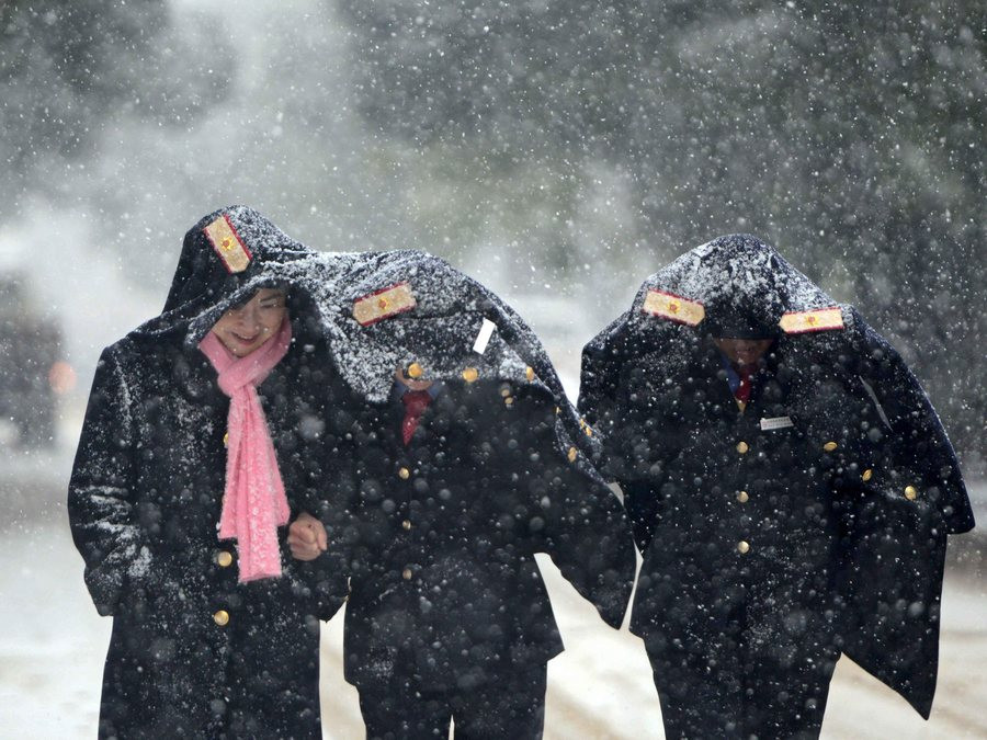 Μια χιονοθύελλα εγκλώβισε πάνω από 5.000 επιβάτες σε αεροδρόμιο της Κίνας