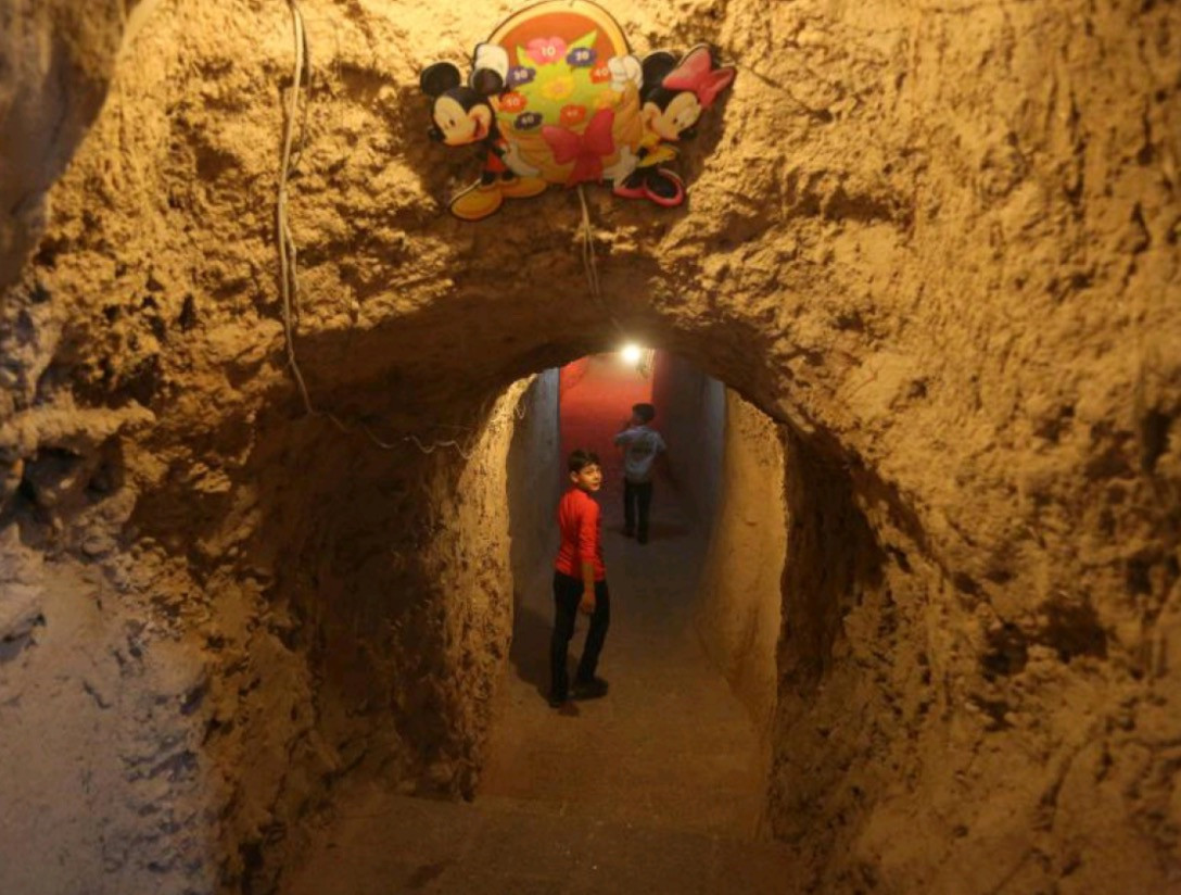 Land of Childhood: Το υπόγειο τούνελ που παίζουν τα παιδιά στη Συρία
