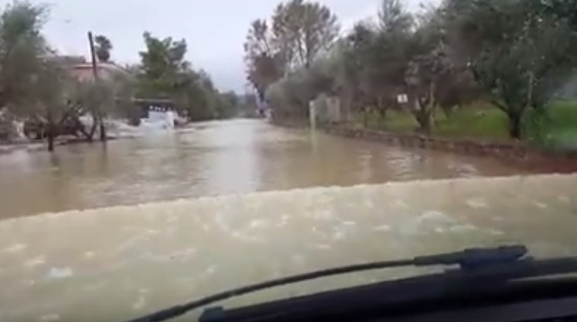Αυτοκίνητο διασχίζει δρόμο – ποτάμι της Ζακύνθου [ΒΙΝΤΕΟ]