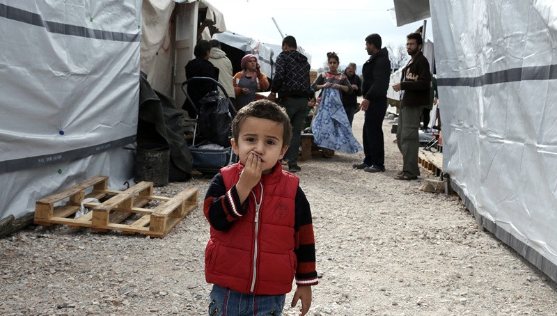 Άνθρωποι μέσα στις λάσπες των προσφυγικών καταυλισμών της Χίου