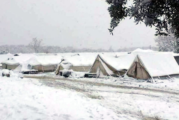 Το χιόνι σκέπασε τις σκηνές των προσφύγων στην Πέτρα Ολύμπου