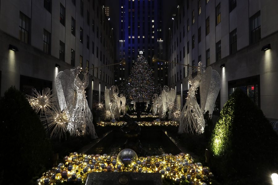 Νέα Υόρκη: Φωταγωγήθηκε το χριστουγεννιάτικο δένδρο στο Rockefeller [ΒΙΝΤΕΟ]