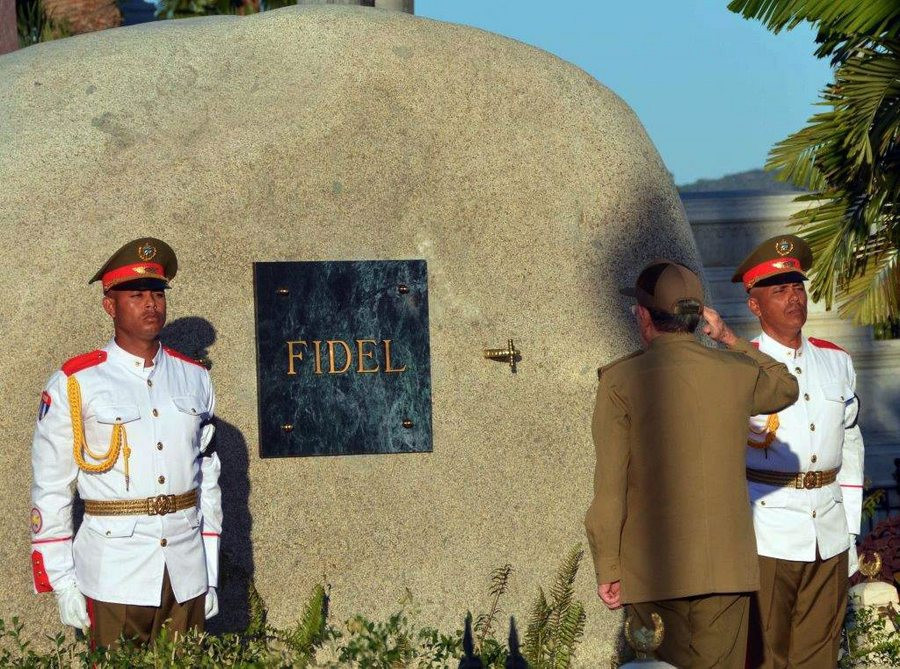 Κηδεύτηκε ο Φιντέλ Κάστρο: Αυτός είναι ο τάφος του [Φωτογραφίες]