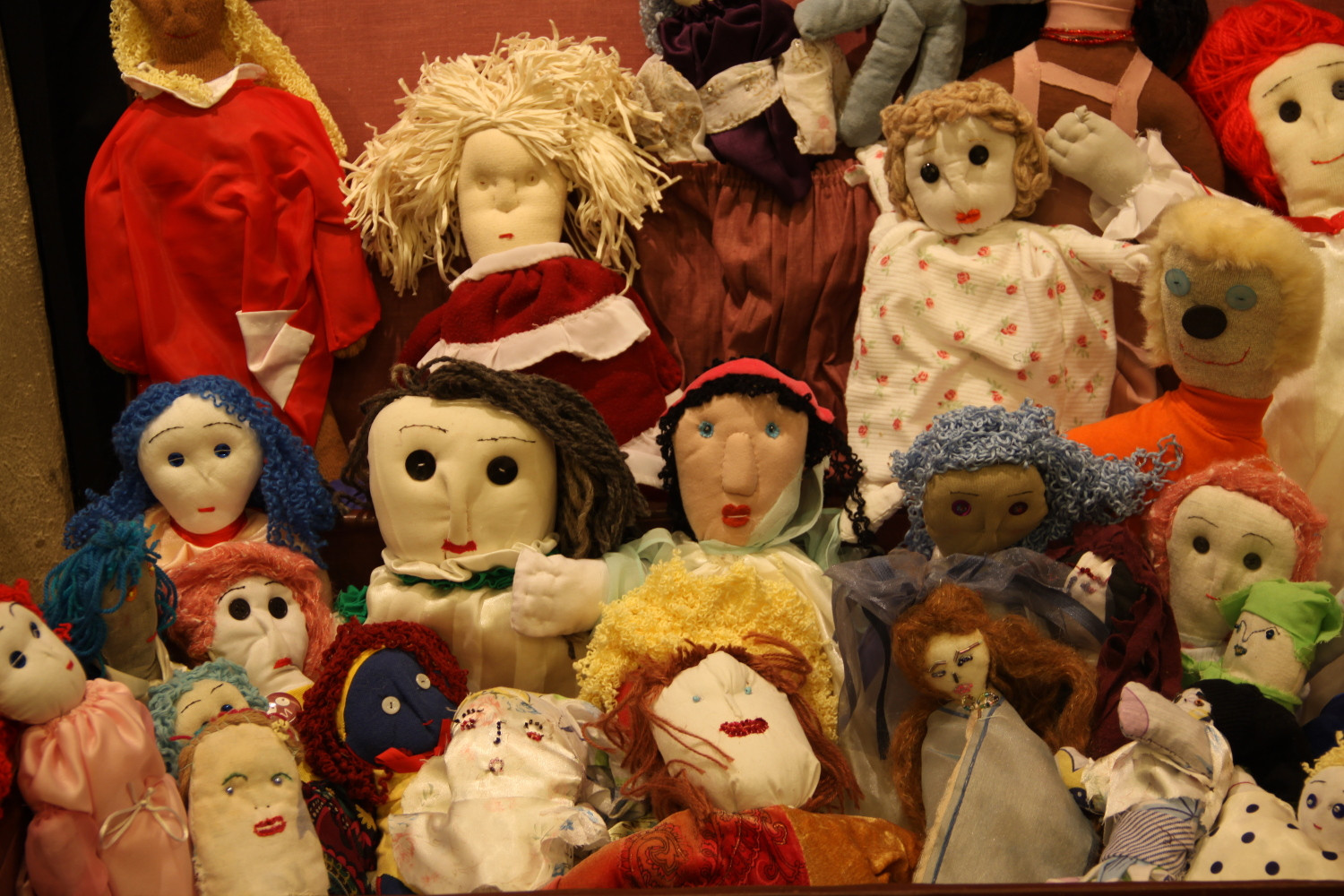 Κούκλες ραμμένες από τις γυναίκες των φυλακών Θήβας