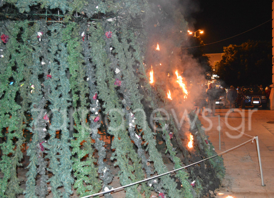 Διαδηλωτές προσπάθησαν να κάψουν το Χριστουγεννιάτικο δέντρο στα Χανιά [ΦΩΤΟΓΡΑΦΙΕΣ]