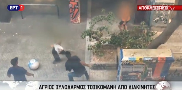 BINTEO: Άγριος ξυλοδαρμός χρήστη ναρκωτικών από διακινητές στο κέντρο της Αθήνας