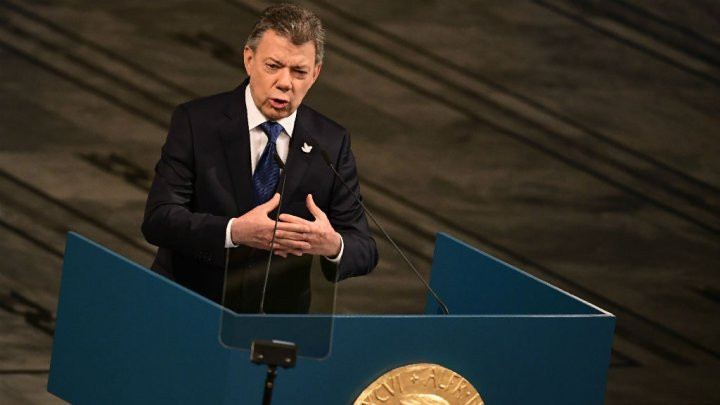 O πρόεδρος της Κολομβίας παρέλαβε το Νόμπελ Ειρήνης – Η απουσία της FARC και οι στίχοι του Ντίλαν