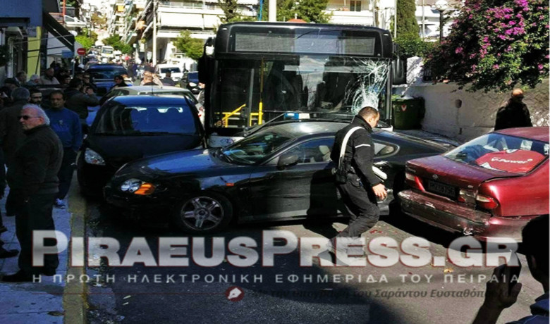 Καραμπόλα με ακυβέρνητο λεωφορείο στον Πειραιά: Σοβαρά τραυματίας ένας ηλικιωμένος