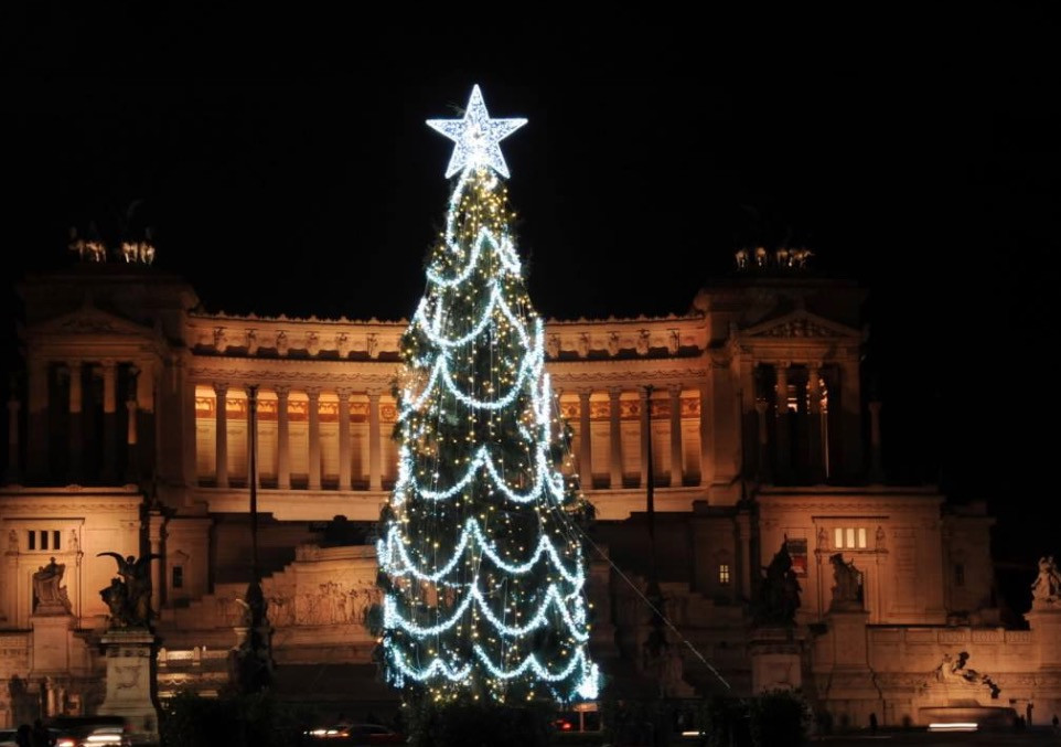 Γιατί η Ρώμη… ξαναστόλισε το χριστουγεννιάτικο δέντρο της πόλης