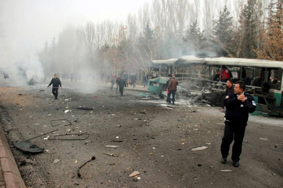 Τουρκία: 7 συλλήψεις για τη βομβιστική στο λεωφορείο – 13 οι νεκροί