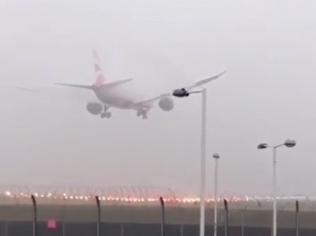 Απίστευτη ομίχλη στα βρετανικά αεροδρόμια – Ακυρώνονται πτήσεις [ΒΙΝΤΕΟ]