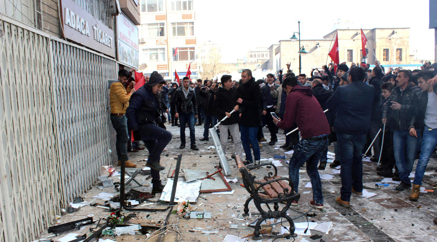 Τουρκία: Μπαράζ επιθέσεων σε γραφεία του φιλοκουρδικού κόμματος [ΒΙΝΤΕΟ]