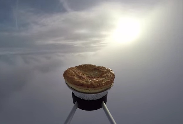 ΒΙΝΤΕΟ: Εκτόξευσε πίτα στο διάστημα!