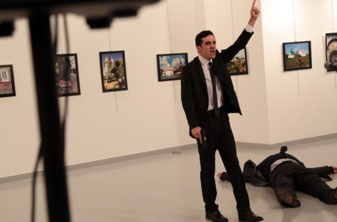 Η στιγμή που ο ένοπλος πυροβολεί τον πρεσβευτή της Ρωσίας στην Άγκυρα [ΒΙΝΤΕΟ]