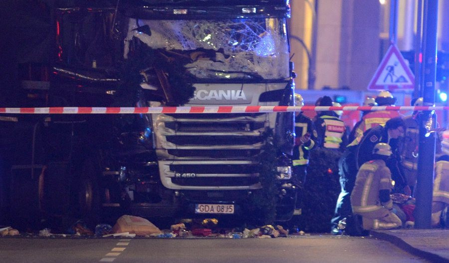 Τρομοκρατικό χτύπημα στο Βερολίνο: Φορτηγό σκόρπισε τον θάνατο – Τουλάχιστον 12 νεκροί