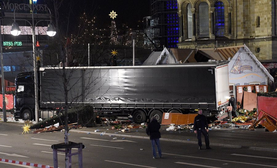 Στους 12 οι νεκροί από τη φονική επίθεση με φορτηγό στο Βερολίνο [ΦΩΤΟ+ΒΙΝΤΕΟ]
