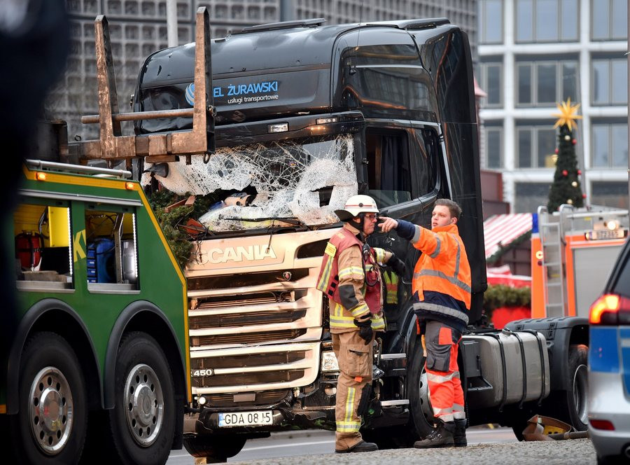 Βίντεο: Η στιγμή που απομακρύνουν το φορτηγό του θανάτου στο Βερολίνο