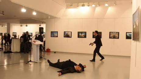 Η Hurriyet θέτει το ερώτημα: Γιατί η αστυνομία σκότωσε τον δολοφόνο του Ρώσου πρεσβευτή;
