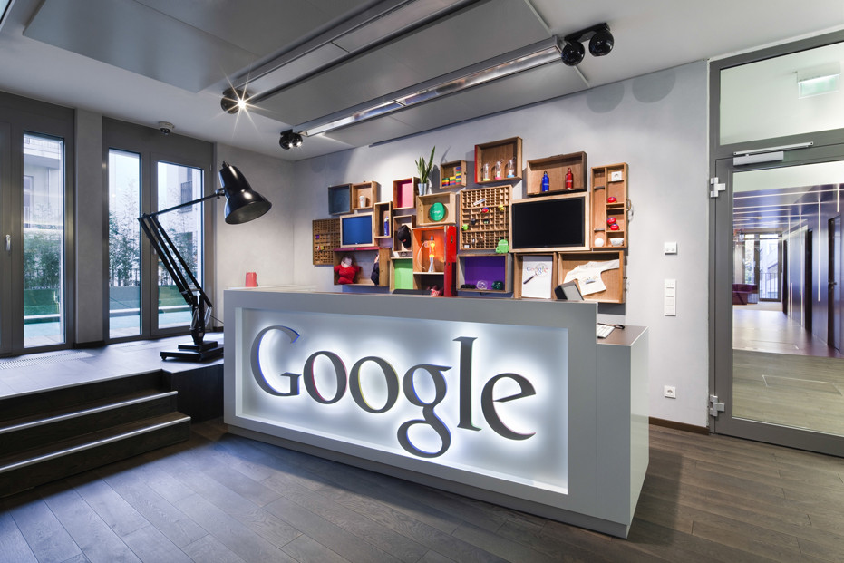 Κατηγορούν τη Google για… «χούντα» και την μηνύουν