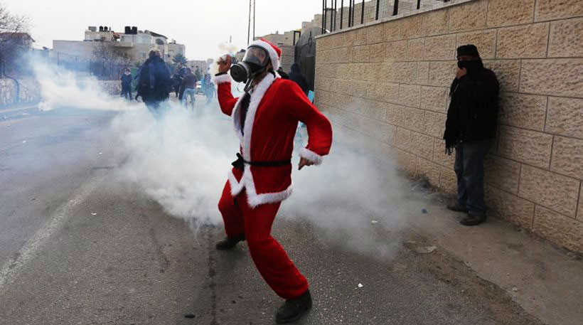 Χριστούγεννα στη Βηθλεέμ: Παλαιστίνιοι «αγιοβασίληδες» ενάντια στις Ισραηλινές δυνάμεις [Βίντεο και Φωτογραφίες]