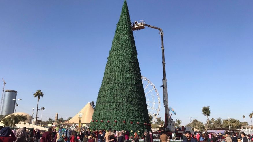 Ο συμβολισμός του πανύψηλου χριστουγεννιάτικου δέντρου στην καρδιά της Βαγδάτης