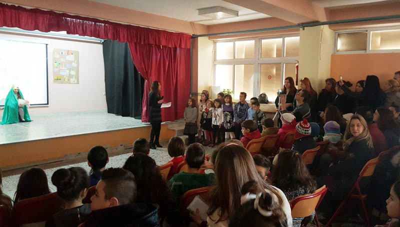 Ελληνάκια και προσφυγάκια γιόρτασαν μαζί τα Χριστούγεννα στα σχολεία τους