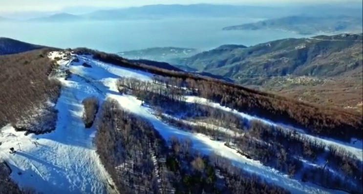Το μοναδικό χιονοδρομικό της Ελλάδας που έχει θέα σε δύο «θάλασσες»