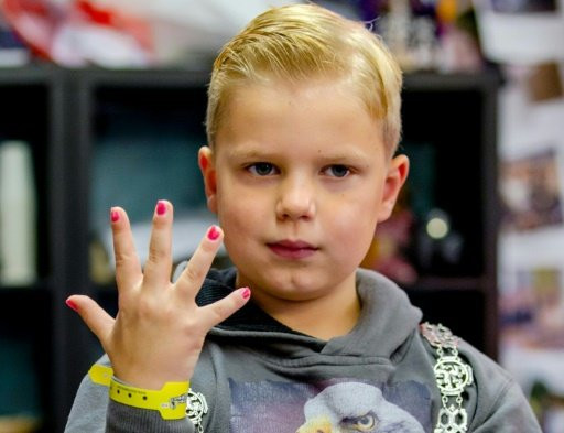 O «Σούπερ Τάιν»! 6χρονος με καρκίνο συγκέντρωσε 2,5 εκατ. ευρώ για τα παιδιά με πνευμονία